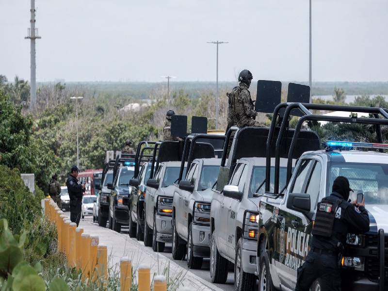 Despliegan amplio operativo policiaco y militar en zona hotelera de Cancún