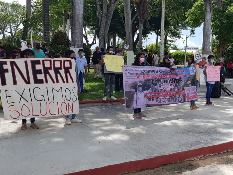 Estudiantes forman cadena humana en Chetumal; exigen vacunas
