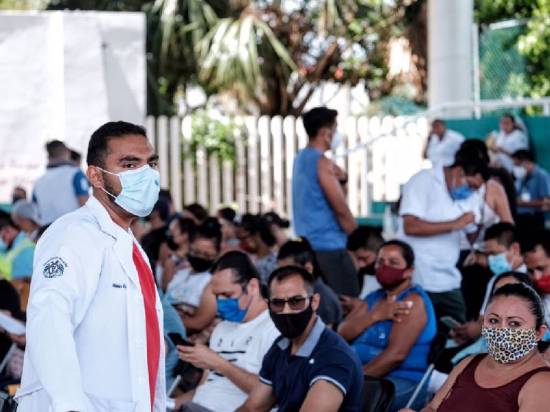 Extienden un día más la vacunación para los de 30 en Cancún