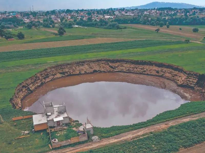 Extracción de agua y lluvias generaron el socavón en Puebla