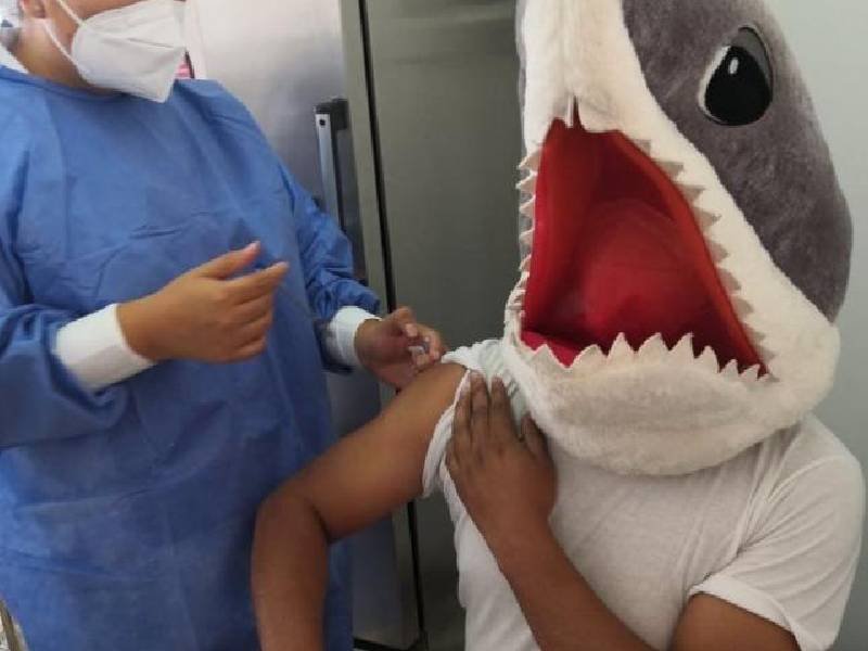 Hombre se disfraza de tiburón para vacunarse contra el Covid-19 (FOTOS)
