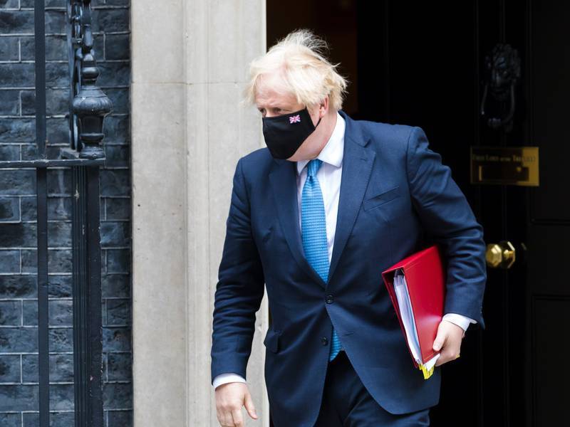 Inglaterra levanta restricciones por pandemia con Boris Johnson confinado