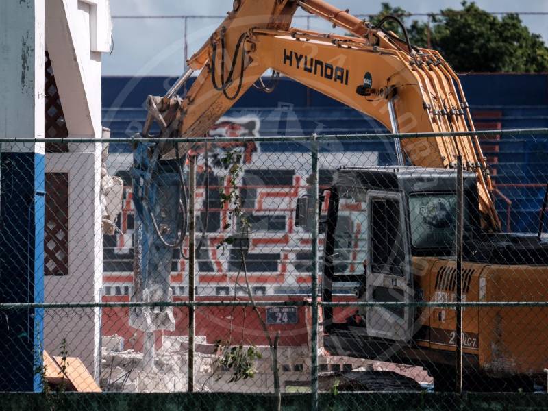 Inician demolición del Estadio Beto ávila con manifestaciones de ciudadanos