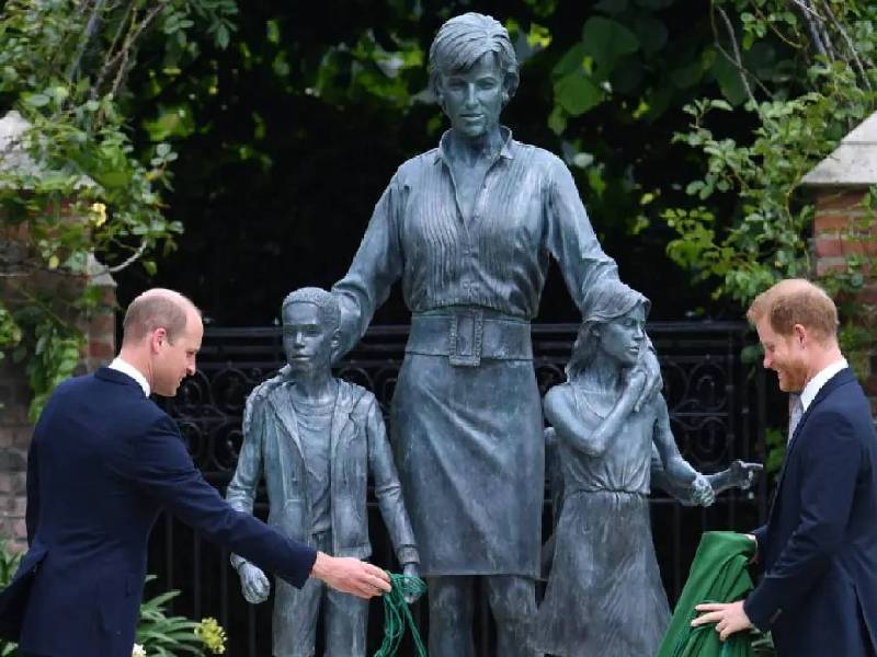 Lady Di reúne a sus dos hijos; inauguran estatua de la princesa Diana