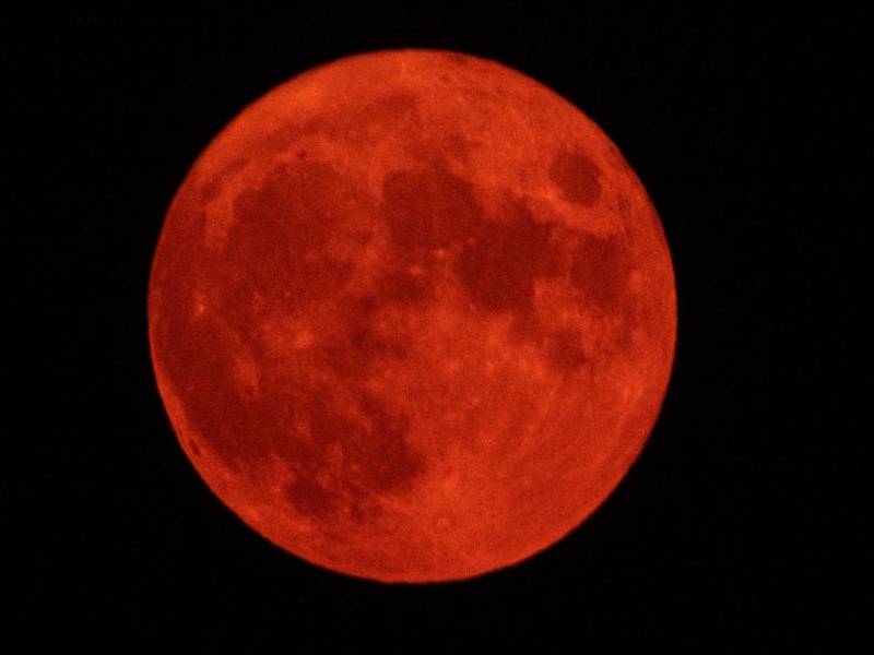 Los incendios forestales en el noroeste de Estados Unidos y en el suroeste de Canadá tiñeron de naranja el viernes por la noche la Luna llena de julio