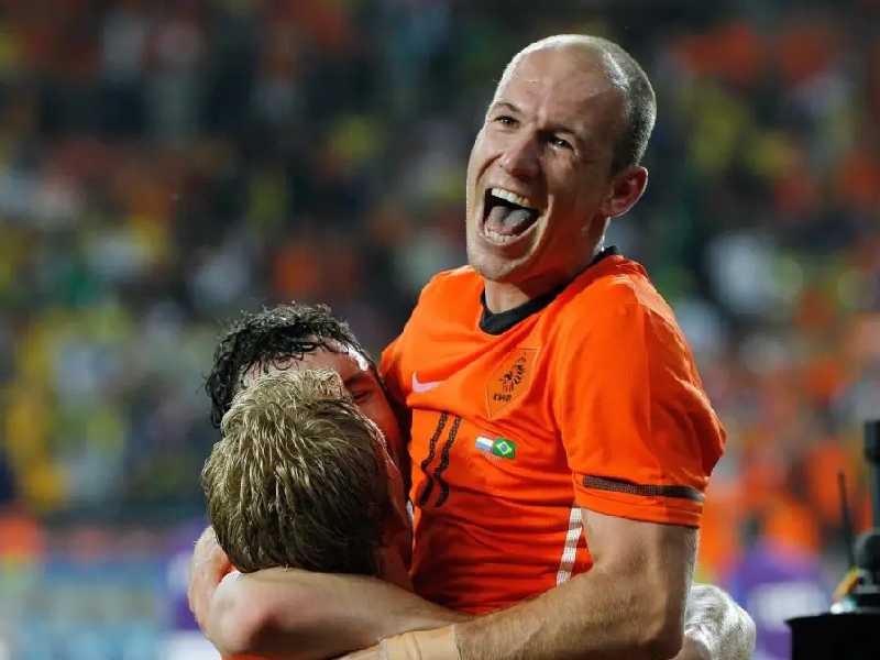 No era penal. El holandes Arjen Robben anuncia su retiro