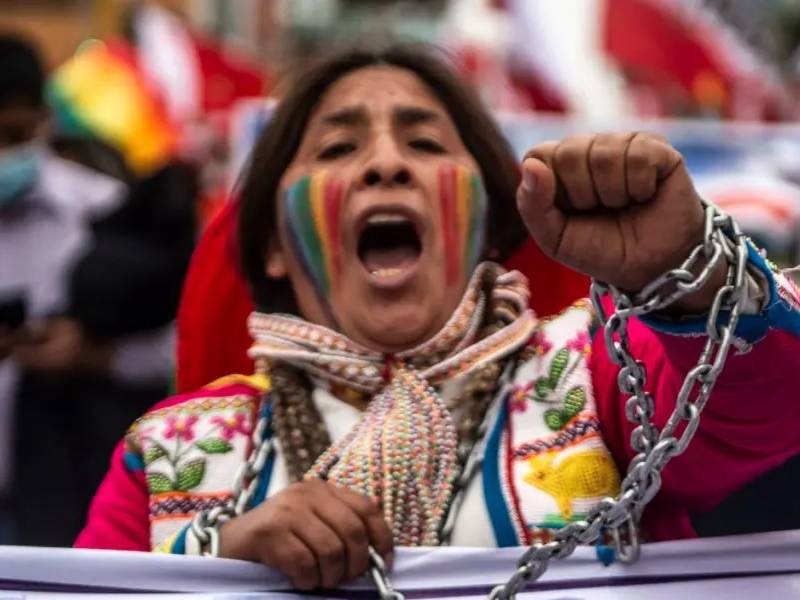 Nueva era en Perú, sin apoyos y sin plan
