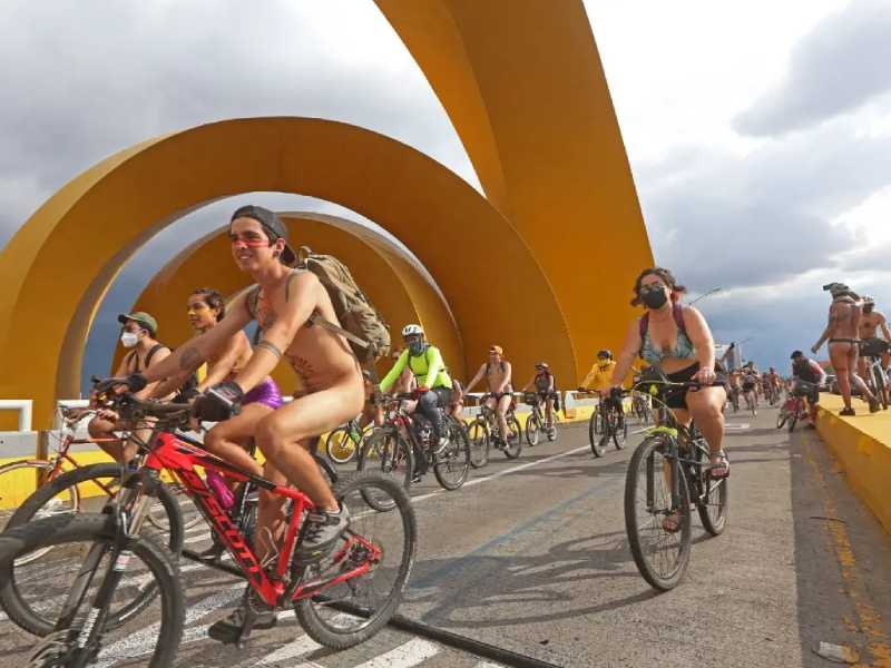 Ciclistas salen a rodar desnudos en el World Naked Bike Ride en Guadalajara