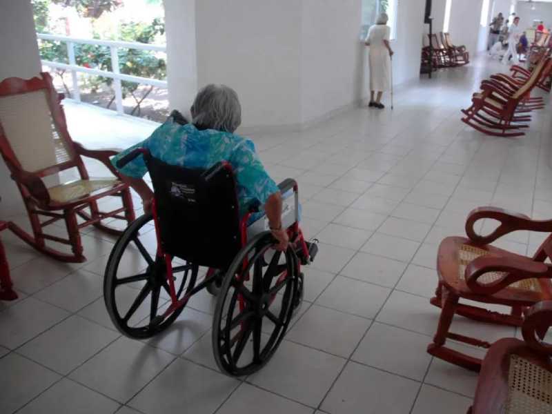 Mujer de 90 años fallece tras contraer dos variantes de Covid-19
