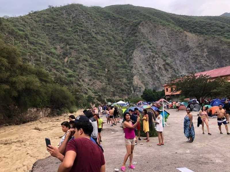Al desbordar el río, turistas huyen de las grutas de Tolantongo