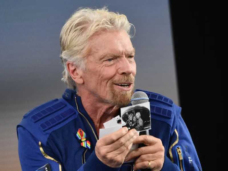 Richard Branson da el primer paso al turismo espacial