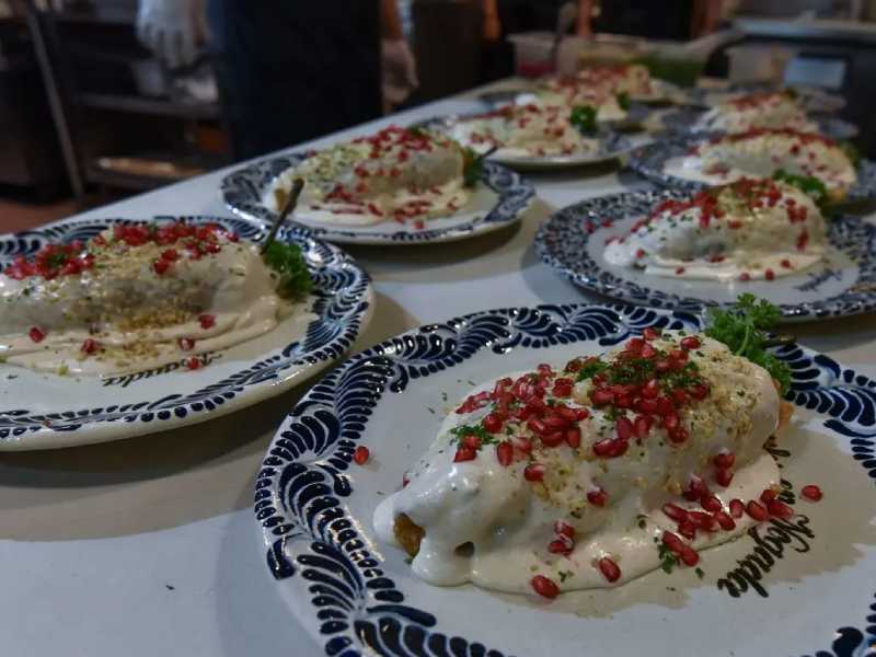 El chile en nogada se reinventa tras 200 años de deleite en México