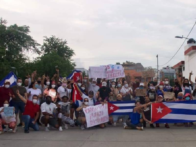 Protestan cubanos contra su gobierno en Cancún