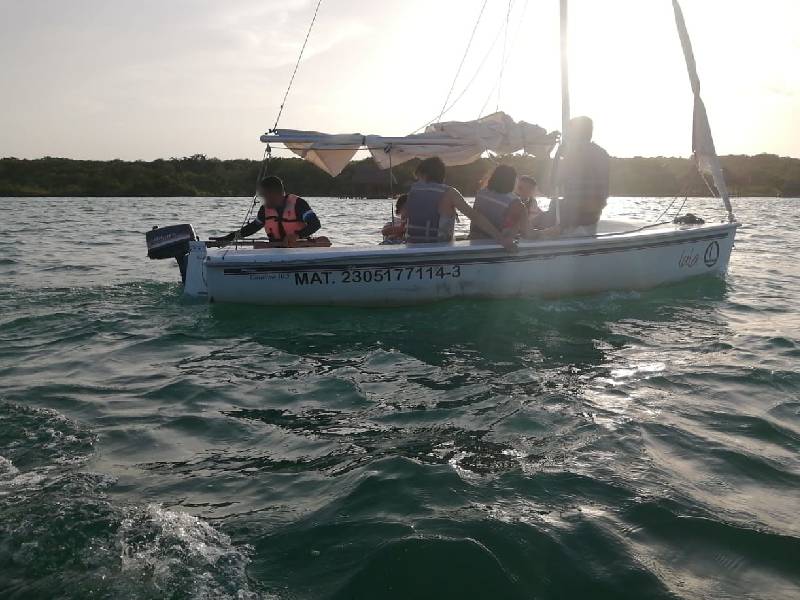 Rescatan a siete personas varadas aguas de Bacalar