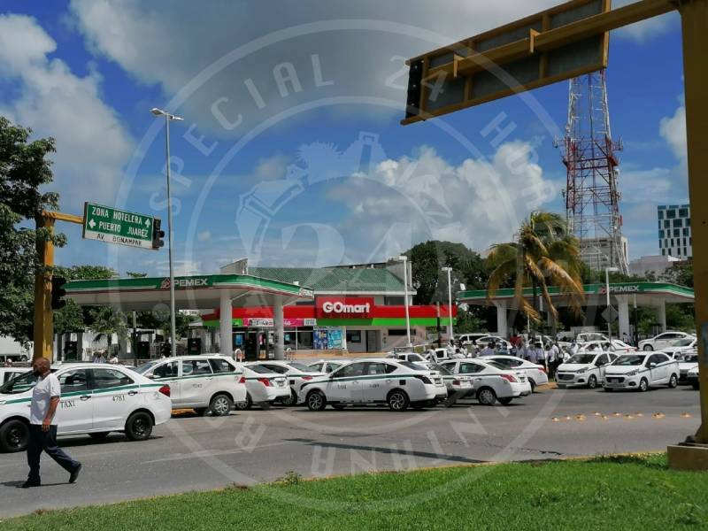 Taxistas de Cancún crean un caos vial y bloquean acceso a la Zona Hotelera