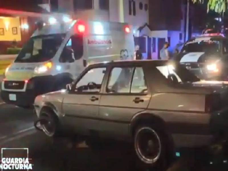 VIDEO. Asaltan a pareja, huyen y terminan estrellando su auto contra un árbol