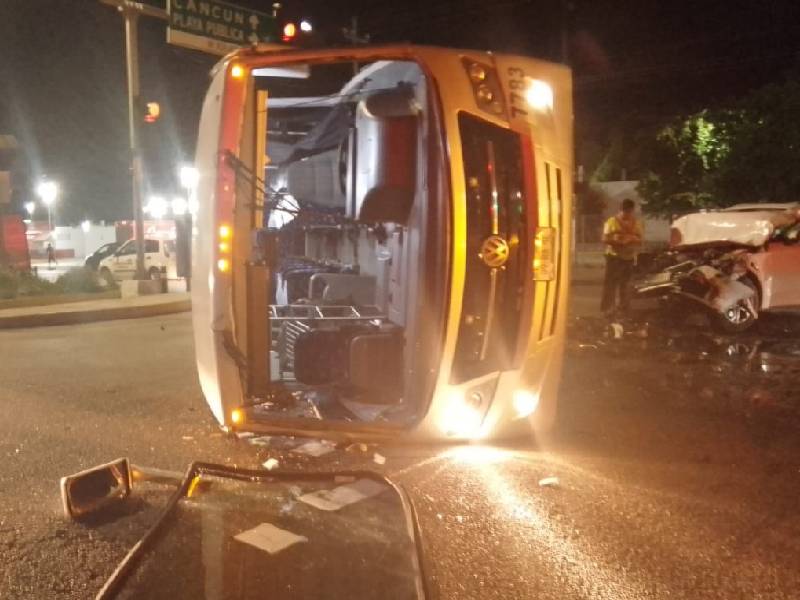 Playa del Carmen: Conductor de lujoso auto deportivo choca contra un autobús y huye