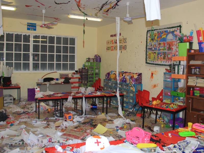 A medias, rescate de 305 escuelas vandalizadas durante confinamiento