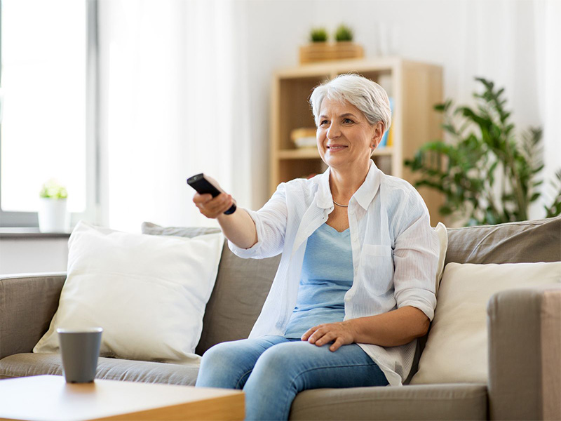 Adultos mayores pasan 7 horas viendo televisión