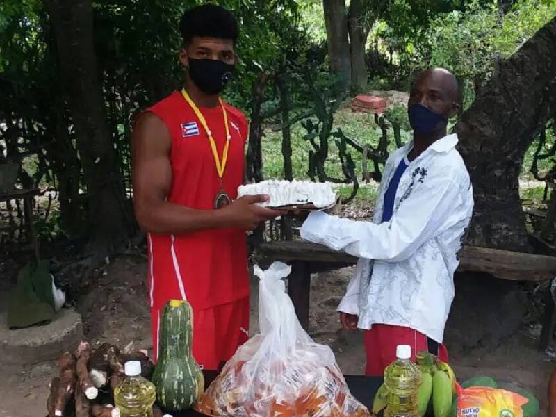 Boxeador cubano gana medalla de oro y Gobierno lo premia con una despensa