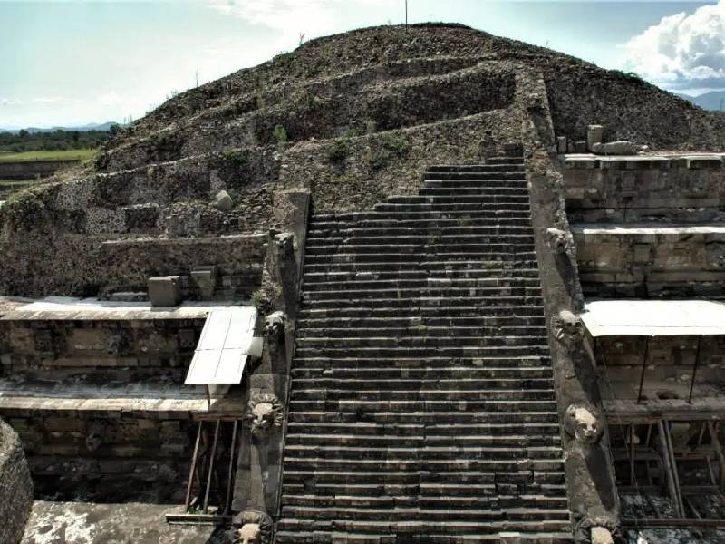 Buscan detener el deterioro de una pirámide de Teotihuacan