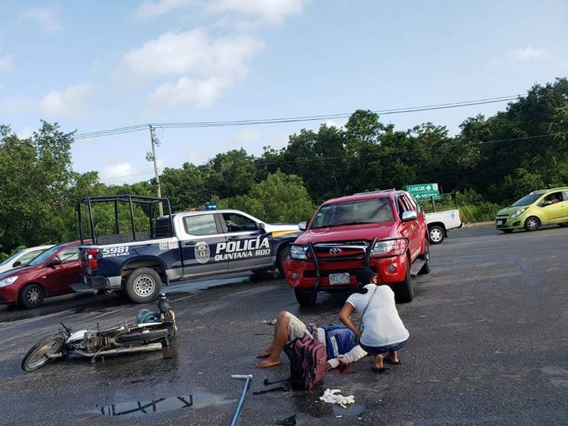 Joven motociclista fracturado al ser colisionado por una camioneta en Cancún