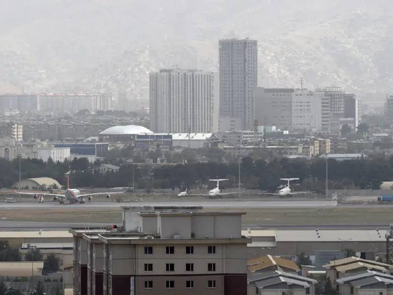 Embajada de EU en Afganistan reporta disparos en aeropuerto de Kabul