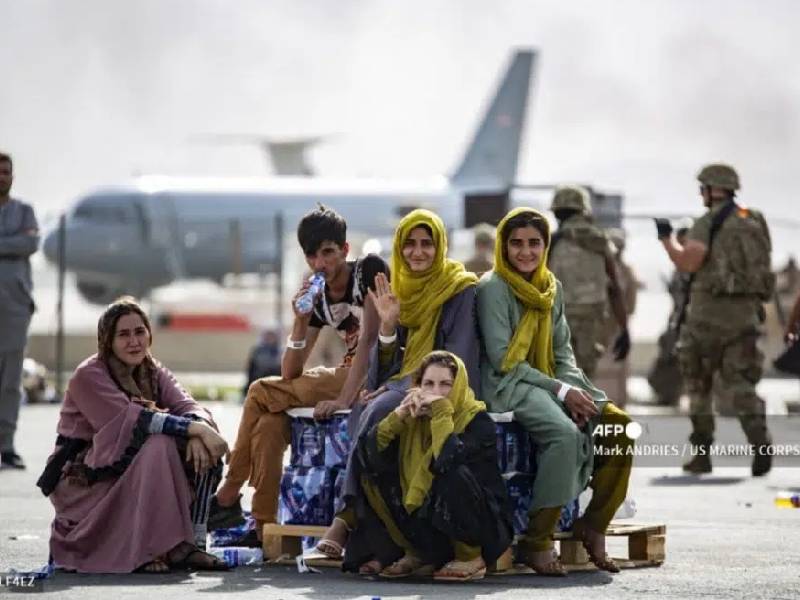 EU ordena a aerolíneas comerciales asistir en la evacuación de los Afganos