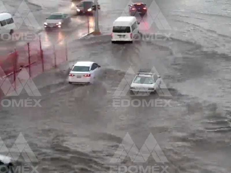 VIDEO. Fuertes lluvias crean inundaciones y caos en Ecatepec