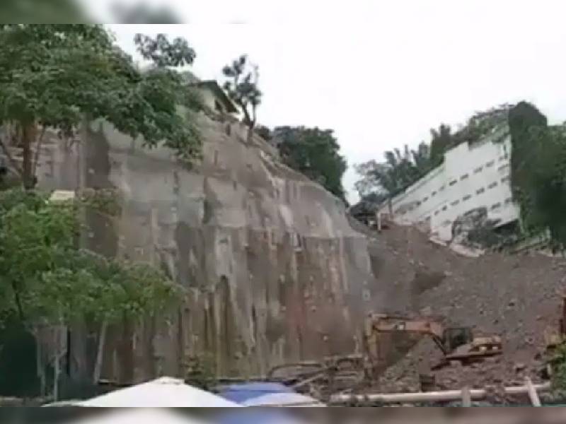 Video: Colapsa obra en construcción junto a una playa en Puerto Vallarta