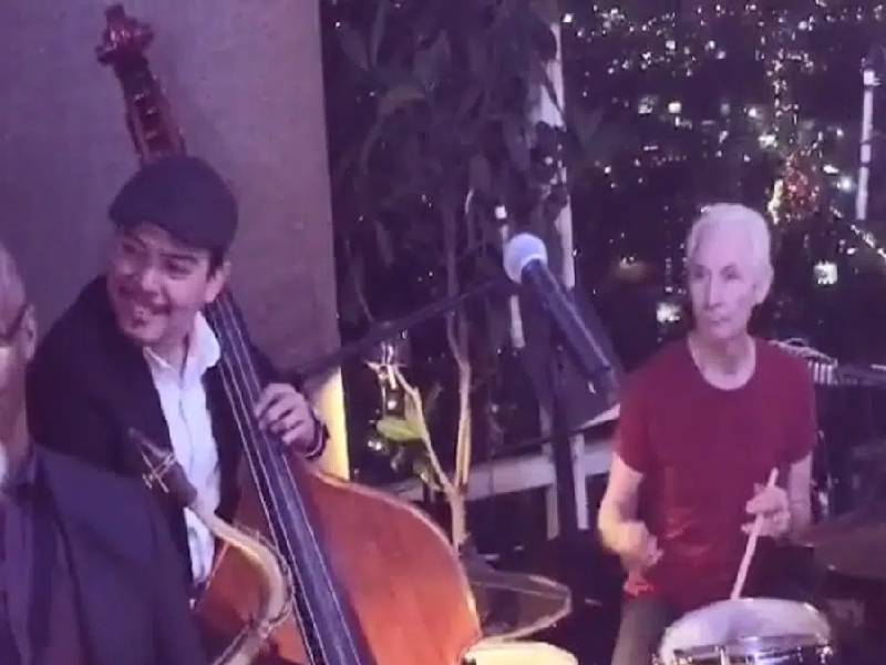 Videos. Así fue la vez que Charlie Watts se echó un palomazo en un bar de la CDMX