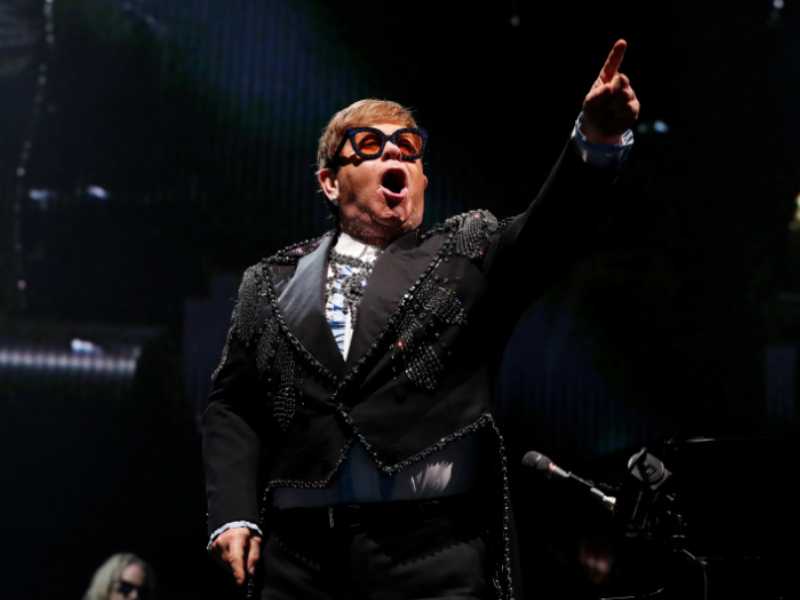 Elton John se avienta un ÔÇÿpalomazoÔÇÖ en restaurante en Cannes