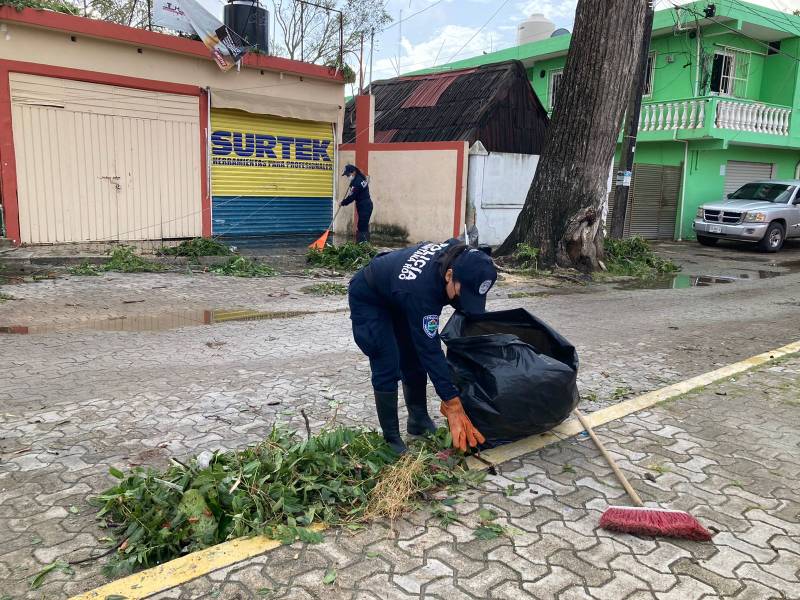 Continúan las labores de limpieza en Tulum tras el paso de Grace