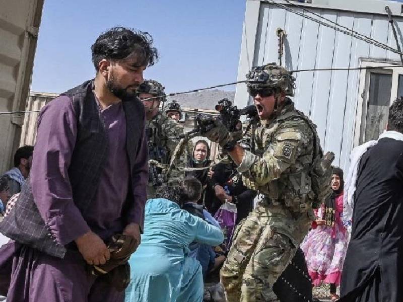 Soldados de EU matan a 2 hombres armados en aeropuerto de Kabul