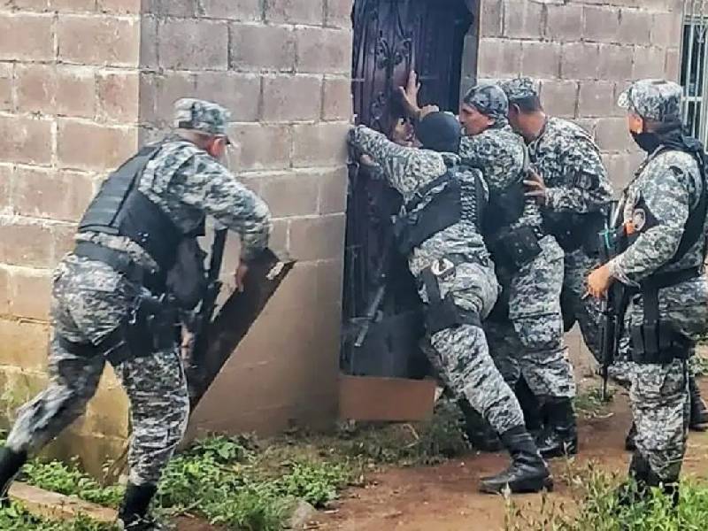 Detienen a pastores por encerrar a sus feligreses sin comida