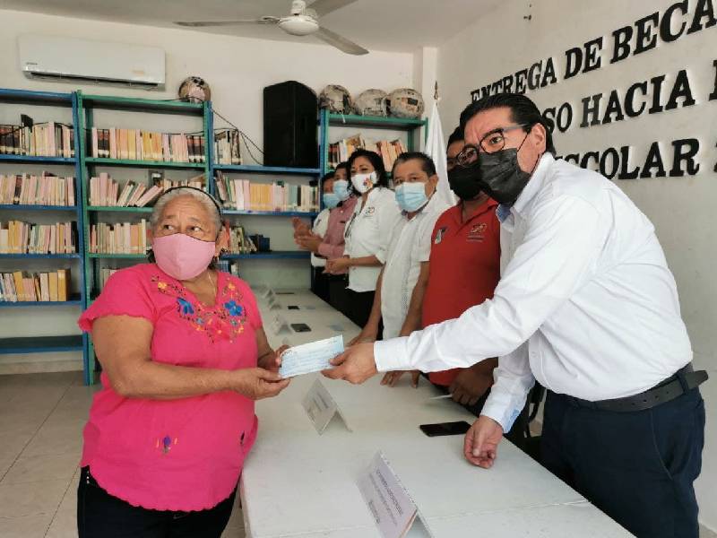 Entrega Gobierno de Puerto Morelos becas escolares "Un paso hacia lo grande"