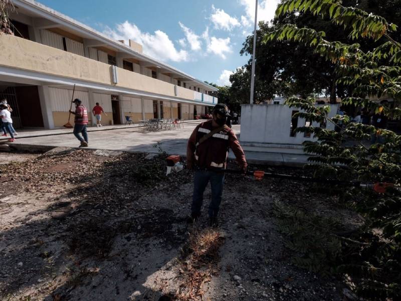 Sin recursos inició rescate de escuelas para un probable regreso a clases; Carlos Joaquín