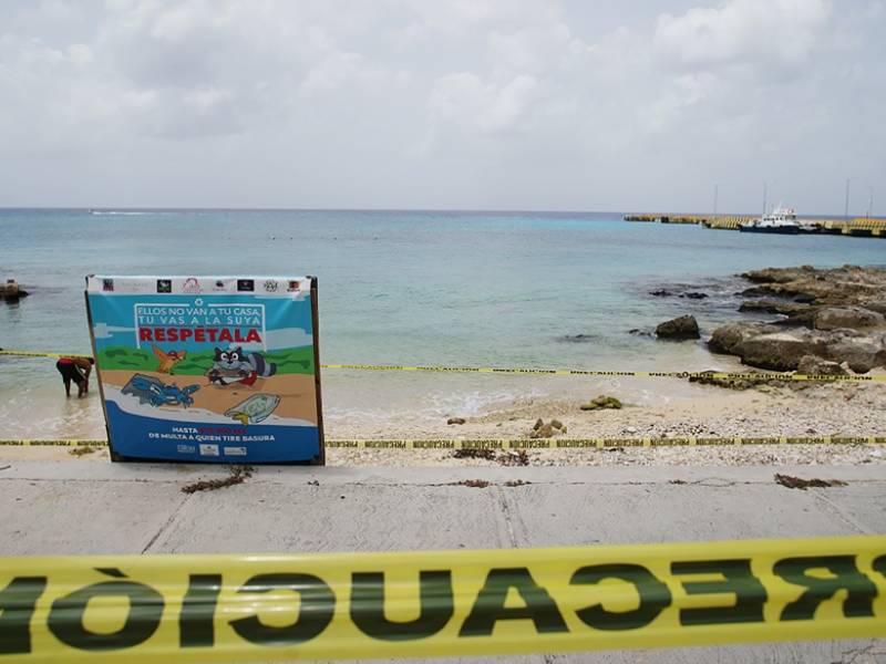 Socavón causa cierre temporal de popular playa en Cozumel