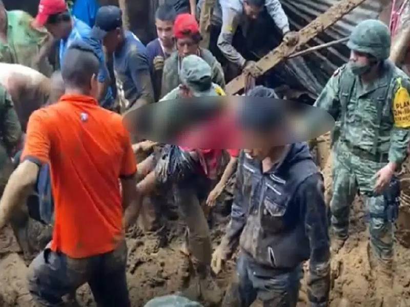 VIDEO. Rescatan a menor que había quedado sepultado en Veracruz