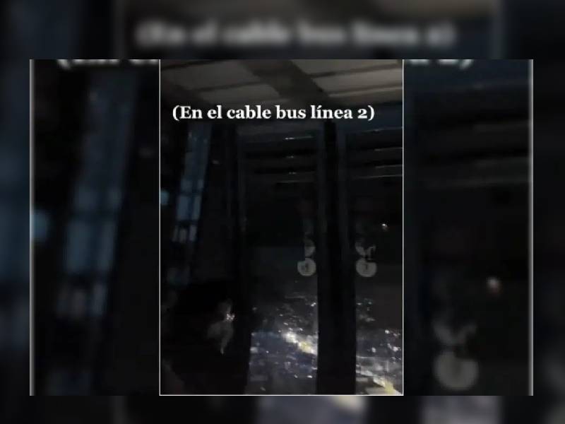 Video: ÔÇ£Arriba las manosÔÇØ, cablebús de Iztapalapa se detiene y pasajeros bromean