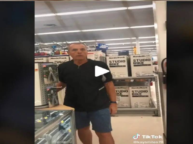 Video: Hombre discrimina a mujer en centro comercial por no hablar inglés