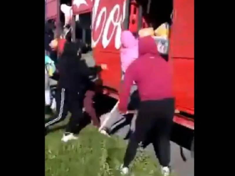 Video: Mujeres encapuchadas saquean camión de refrescos en Morelos