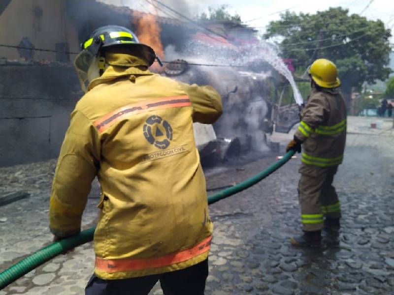 Videos. Se incendia pipa de gas en Tepoztlán; deja daños en casa y crisis nerviosas