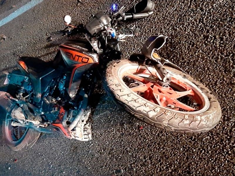 Motociclista muere al estrellarse con un automóvil sobre puente vehicular de Puerto Aventuras