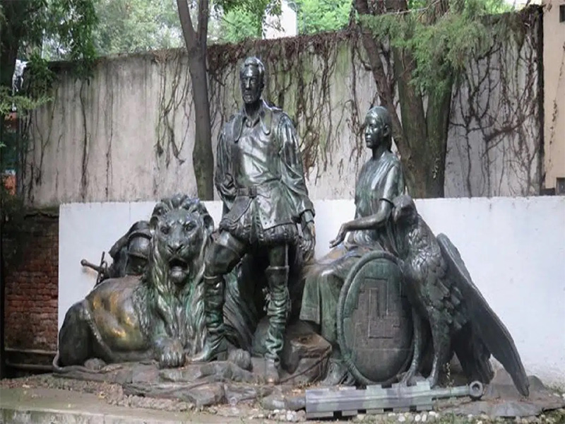 El día que cayó la estatua de Hernán Cortés en el centro de Coyoacán