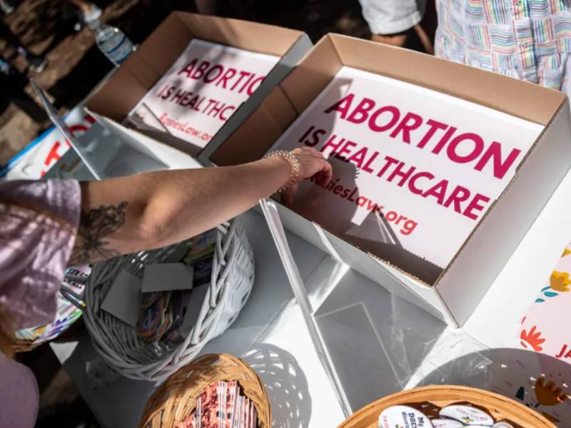 Departamento de justicia de EU promete cuidar a clínicas de aborto en Texas