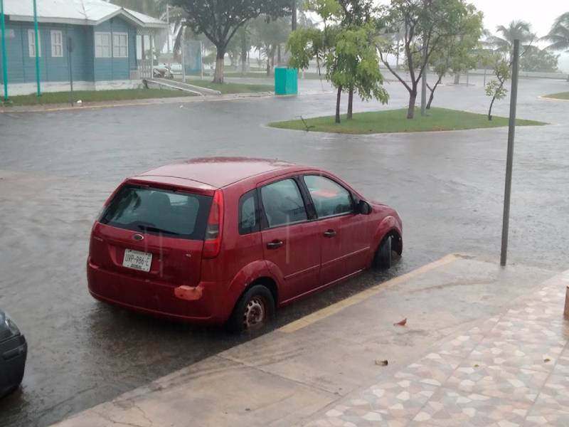 Fuertes lluvias por la onda tropical número 29 inundan capital chetumaleña