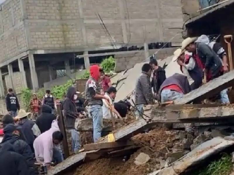 Video. Familia queda sepultada tras el colapso de una barda en Edomex