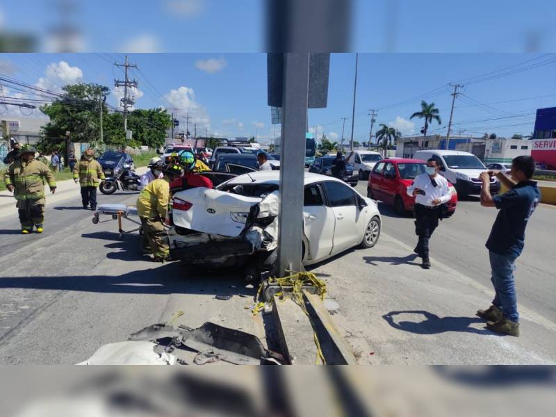 Aparatoso accidente deja una persona herida y daños materiales por más de 200 mil pesos