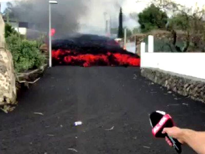 VIDEO: Reportero graba a 10 metros de distancia lava del Cumbre Vieja